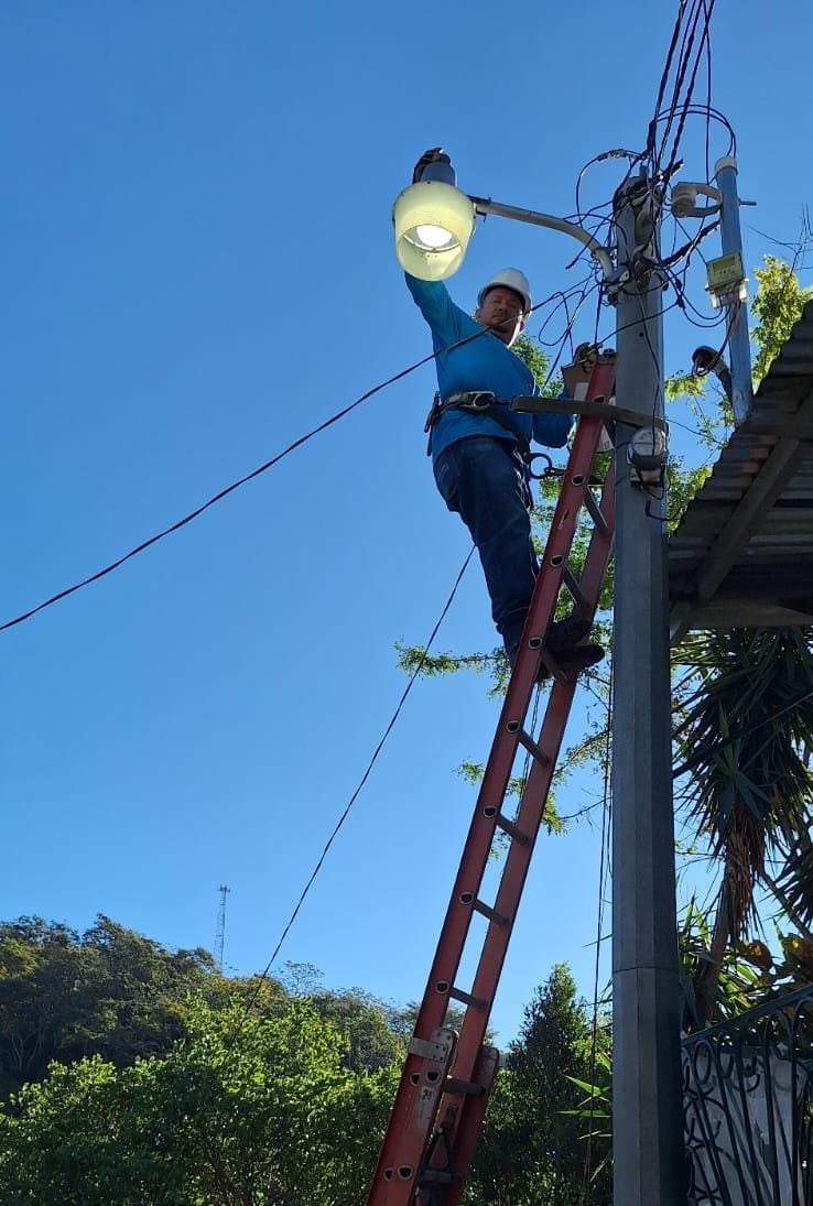 alcaldiasjv's tweet photo. 👨🏻‍🔧💡|| Nuestro equipo de Alumbrado Público trabaja constantemente en la reparación y mantenimiento de luminarias que se encuentran en mal estado. ✨🌟

Realizamos la reparación de lámparas en:📍Colonia La Vega,📍Colonia La Nueva Esperanza,📍Santa María 2 y 📍Barrio El Centro. https://t.co/LKlRv7QXyb