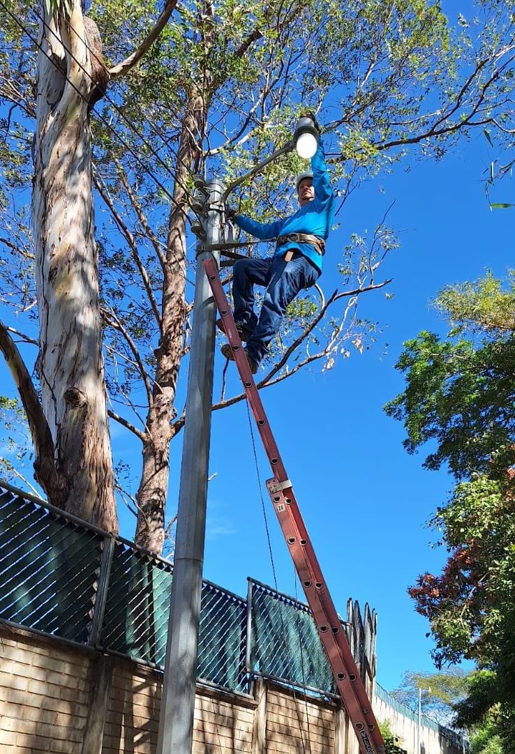 alcaldiasjv's tweet photo. 👨🏻‍🔧💡|| Nuestro equipo de Alumbrado Público trabaja constantemente en la reparación y mantenimiento de luminarias que se encuentran en mal estado. ✨🌟

Realizamos la reparación de lámparas en:📍Colonia La Vega,📍Colonia La Nueva Esperanza,📍Santa María 2 y 📍Barrio El Centro. https://t.co/LKlRv7QXyb
