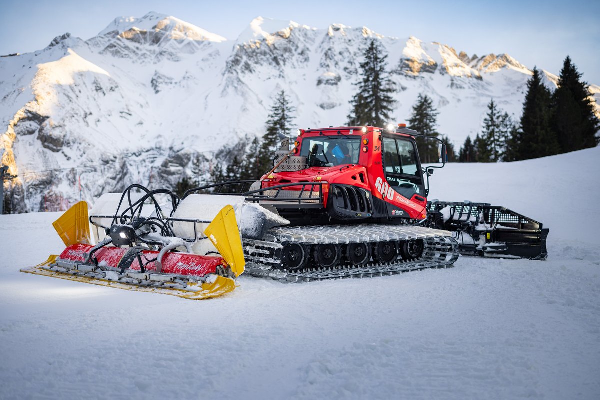 Ab ins #Weekend 🙌: Wusstet Ihr das man in einigen Skigebieten mit dem Pistenfahrzeug mitfahren kann?🛻❄️ Erfahre in #Sörenberg mehr über die wichtige Arbeit der Pistencrew und erlebe die Skipiste aus einer neuen Perspektive. #Pistenbully #Erlebnis ©📸Sörenberg