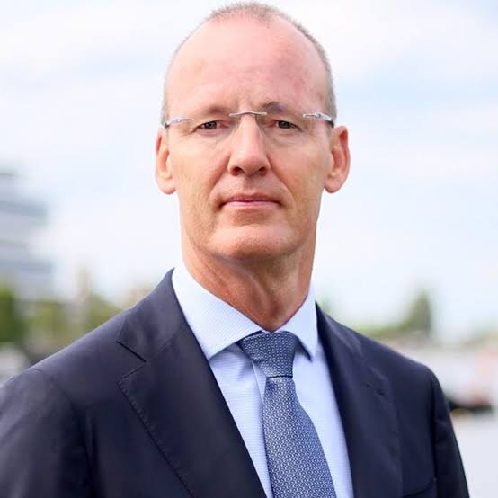 Kim Putters, voorzitter van de SER, heeft liever niet dat deelnemers zelf kunnen kiezen wat er met hun pensioengeld gebeurt: ze hebben "de hulp van een adviseur nodig". Wel, de beste adviseurs zijn onafhankelijke adviseurs, dus niet mensen als Putters of Knot (DNB), maar bij