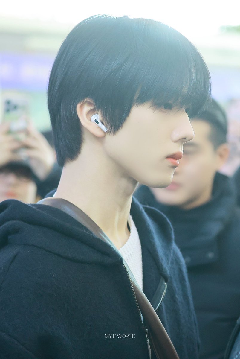 농담 안 하고 지성이 옆태 정말 좋아서 눈물 흘릴 껏 같어