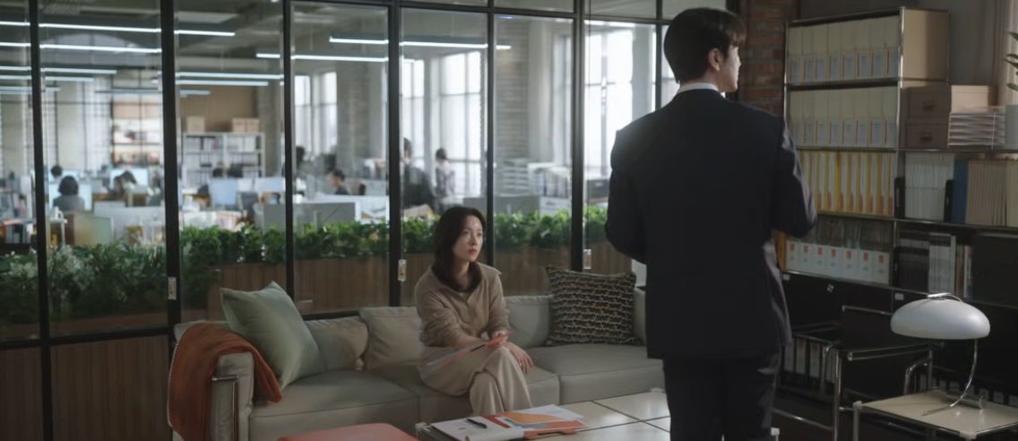 __kdramaland's tweet photo. doing what a ml would do from taking the initiative to confess her feelings, agreeing to eat his fav food although she doesn’t like it, shielding his face from sun AND initiating their first kiss.

BOSS IN WORK &amp; BOSS IN ROMANCE!

#LoveScoutEp7 #LoveScout https://t.co/EZpp5OVGqh