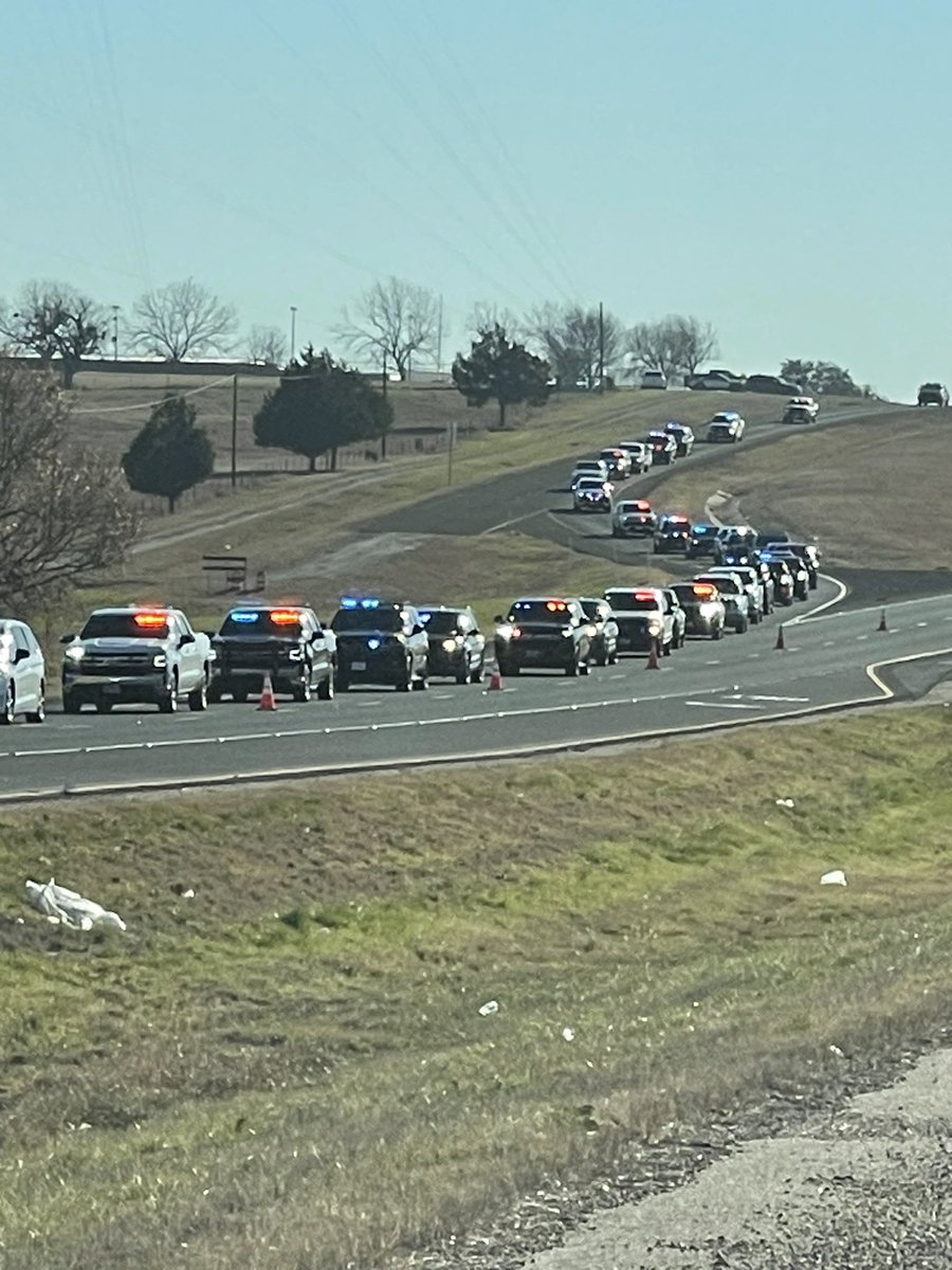 CindyRouse08's tweet photo. @KBTXRusty Stopped in Navasota for the procession to pass.💔 https://t.co/JrHRsSpFuz