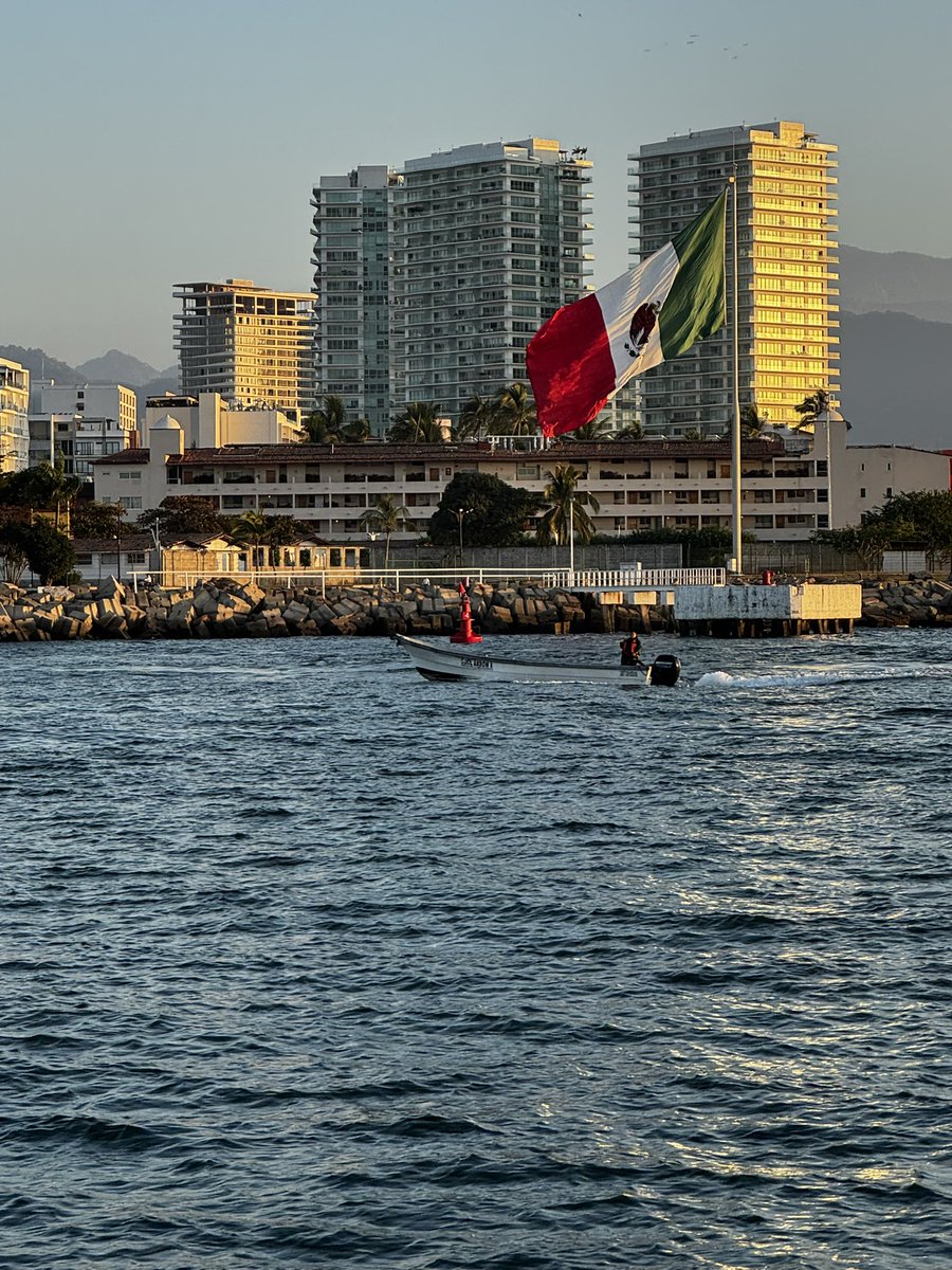 Mi México Querido,
Qué linda es mi Bandera,
Si alguno lo mancilla,
Le parto el Corazón.