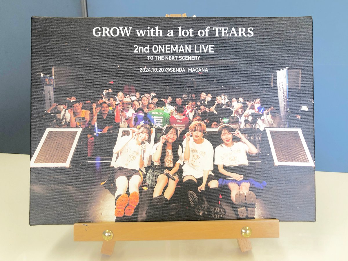 dsp_grtr_master's tweet photo. 【お知らせ】グローティア『2nd. ONEMAN LIVE -To the next scenery-』DVDリリースと共に、リクエストのあったワンマン集合画像のフォトキャンバスを1/31よりWEB通販限定にて販売！
ユニット【グローティア】を大好きだったお客様は、ぜひどうぞ♪詳細は、また後日アカウントにて公開いたします。ST https://t.co/rpNdrLIKlb