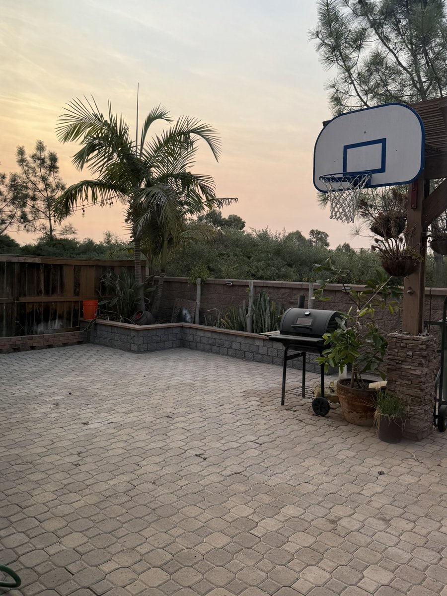 siningnikiri's tweet image. mind you this is my backyard rn #BorderFire