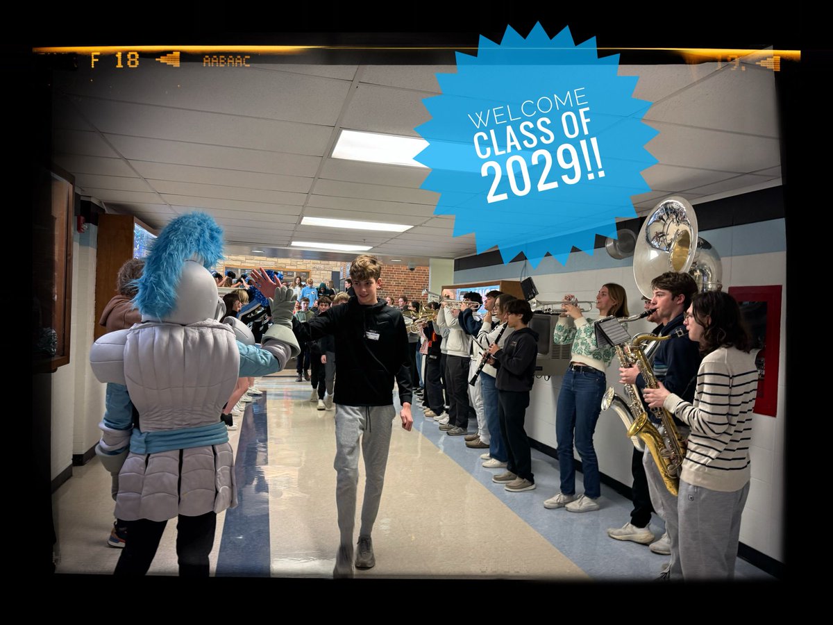 SMEastLancers's tweet photo. Lancer Nation is excited to welcome the Class of 2029 as the IHMS 8th graders visit campus today! Thank you Link Crew for organizing a morning of exploration about what it means to be a Lancer! https://t.co/U3JpT4lBd6
