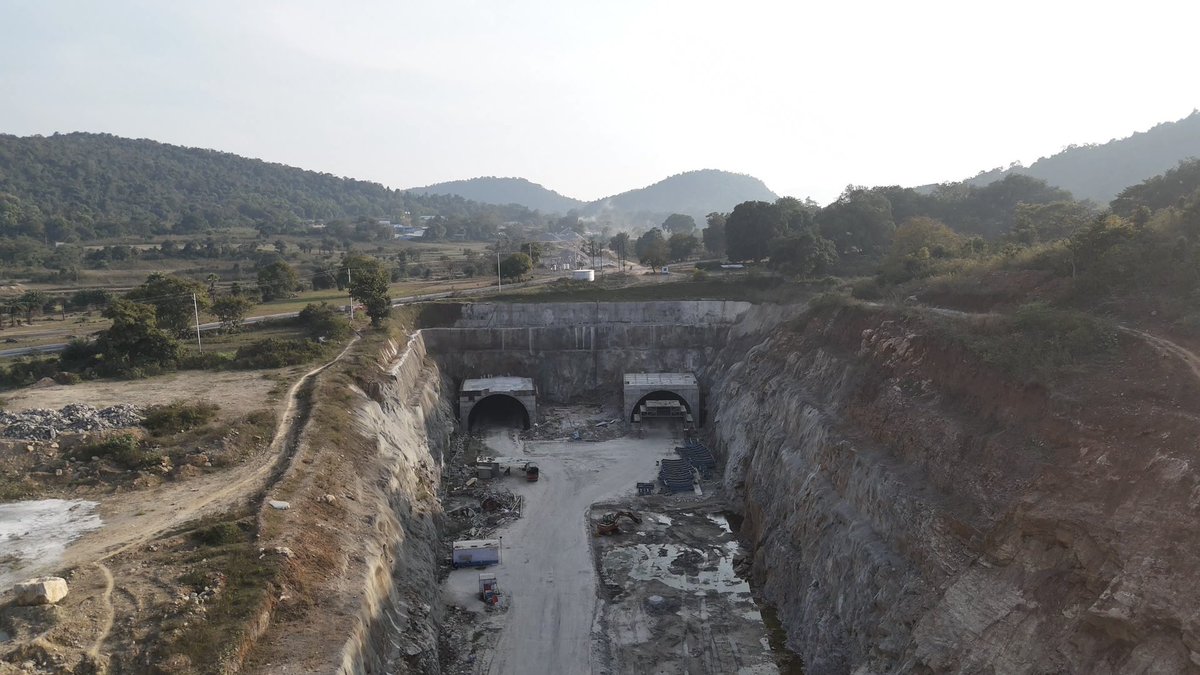 Life_On__Wheels's tweet photo. Did you know the Raipur-Vizag Expressway has not 1, but 3 tunnels?
π¦ OD-7 Twin Tunnel: 3.4 kmβ¨π¦ OD-8 Tunnel: 2.87 kmβ¨π¦ 1 tunnel in Chhattisgarh
This shot is from OD-8. Stay tuned for visuals from the entire expressway!β¨
#TwinTunnel #OD8 #HighwayMarvel