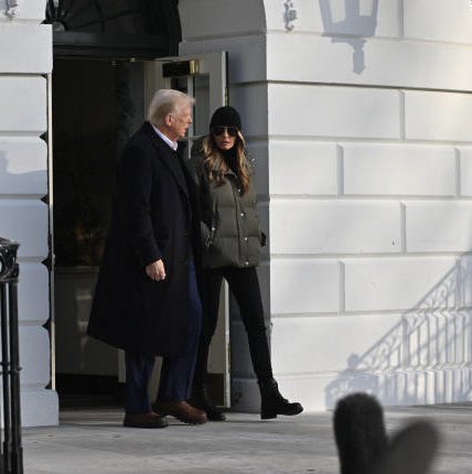 Gen Z: We canceled skinny jeans
Melania: Checkmate 👑
