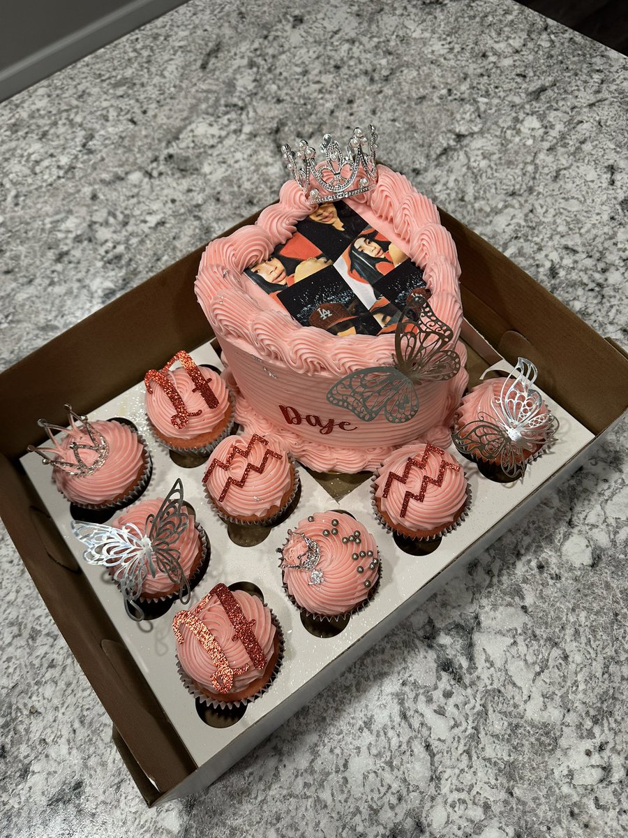 EatAllMyFLAWS__'s tweet image. 💕❤️🔥 #bookyagirl