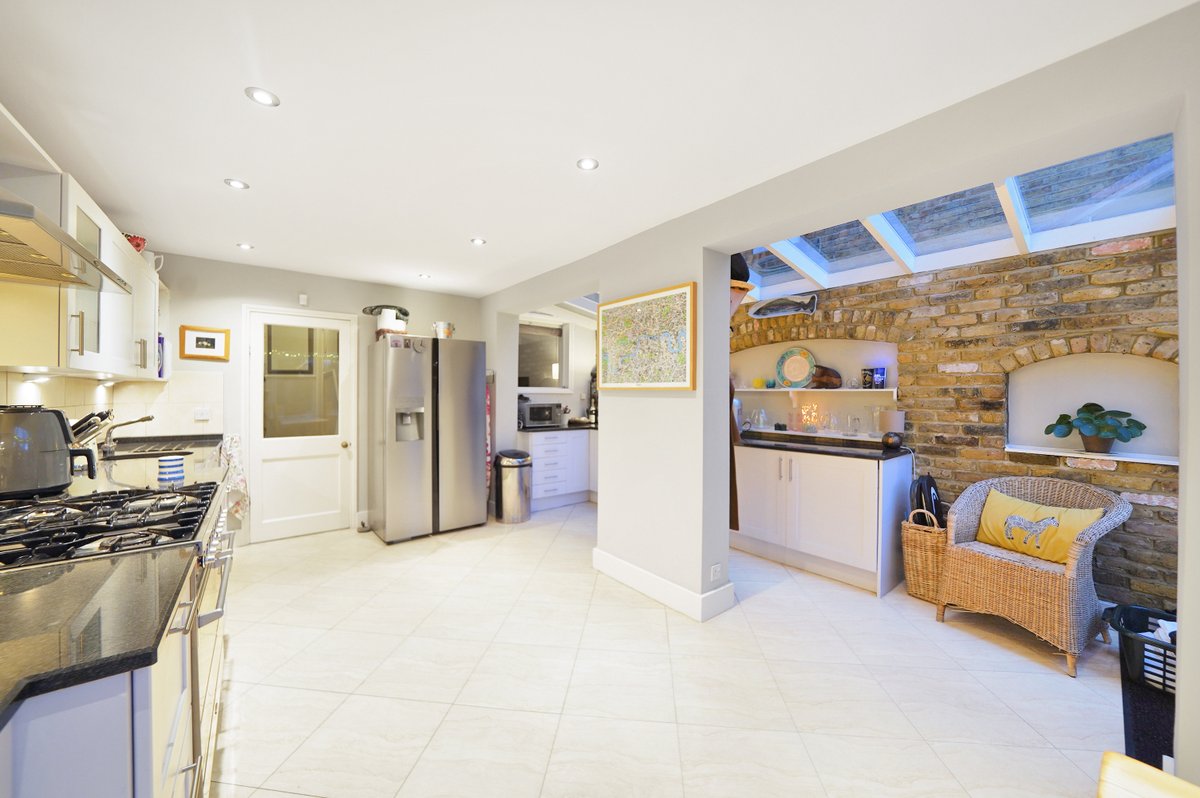 Warren_Putney's tweet image. FOR SALE: A magnificent and fully extended five bedroom terraced house offering 1800sqft of exceptional living and entertaining space on Festing Road.
#putney #sales #fivebedroom #london #propertiesinlondon #londonproperty #decor #interior #family #estateagent #marketing