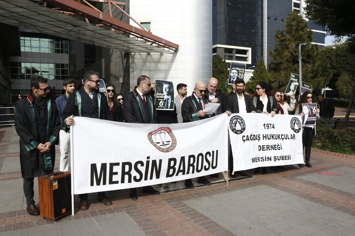 ChdMersin's tweet photo. Dünya genelindeki avukatlara yönelen baskı ve saldırılara ilişkin bir anma günü olan 24 Ocak Tehlikedeki Avukatlar Günü, 2025 yılı için Belaruslu avukatlara ithaf ediliyor. Tutsak edilen Belarus’taki avukat meslektaşlarımızın, sesini duyurmak için bir aradayız. https://t.co/ATonawxTJo