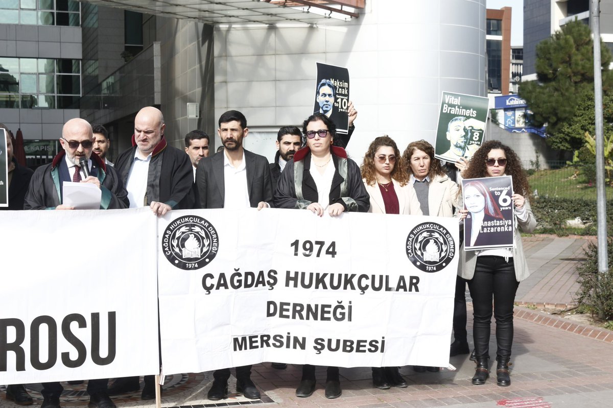 ChdMersin's tweet photo. Dünya genelindeki avukatlara yönelen baskı ve saldırılara ilişkin bir anma günü olan 24 Ocak Tehlikedeki Avukatlar Günü, 2025 yılı için Belaruslu avukatlara ithaf ediliyor. Tutsak edilen Belarus’taki avukat meslektaşlarımızın, sesini duyurmak için bir aradayız. https://t.co/ATonawxTJo