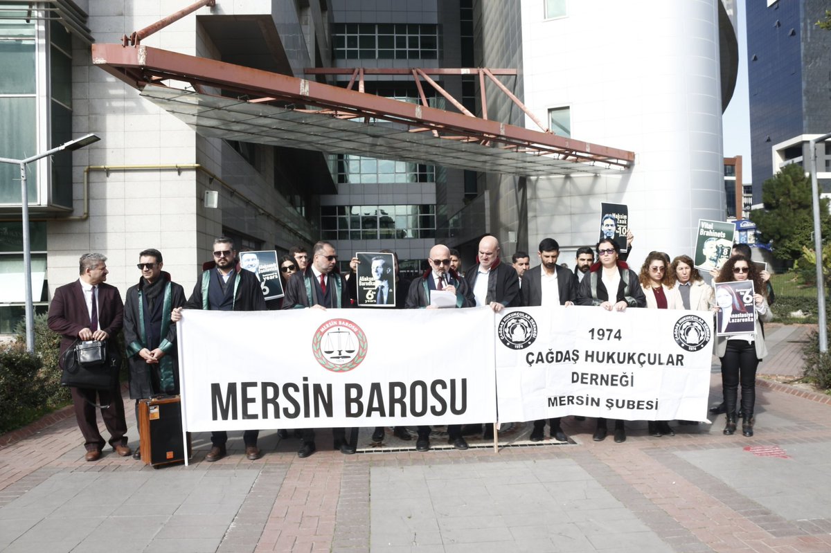 ChdMersin's tweet photo. Dünya genelindeki avukatlara yönelen baskı ve saldırılara ilişkin bir anma günü olan 24 Ocak Tehlikedeki Avukatlar Günü, 2025 yılı için Belaruslu avukatlara ithaf ediliyor. Tutsak edilen Belarus’taki avukat meslektaşlarımızın, sesini duyurmak için bir aradayız. https://t.co/ATonawxTJo