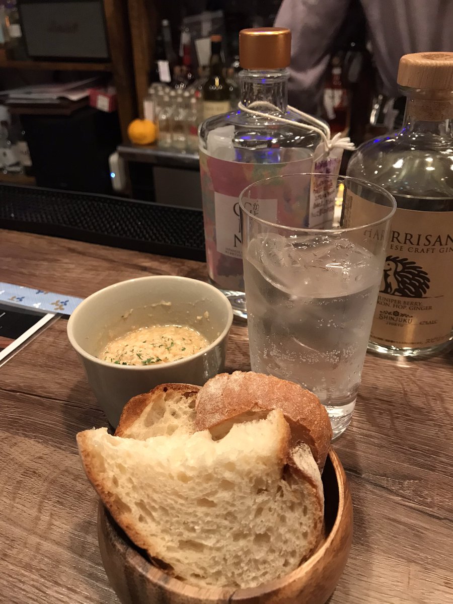 1004Uii's tweet photo. かとまおジンのジントニックと鶏のリエット
#新宿蒸留 https://t.co/Q8ArrOfLen