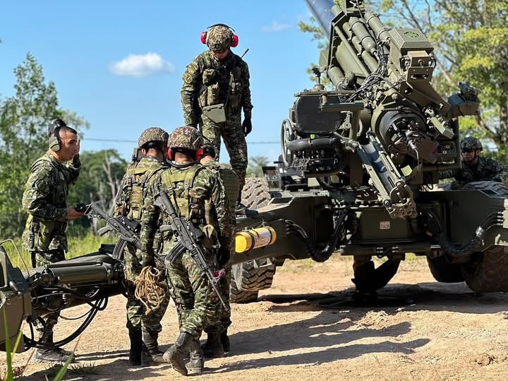 MilitarycombatC's tweet photo. 🇨🇴Uso de las capacidades de artillería pesada del ejército de colombia en el Catatumbo, norte de Santander contra las estructuras de el eln y las disidencias de la FARC -ep

@MILITARYCOMBAT_COL(R) https://t.co/xbmDk6dHqE