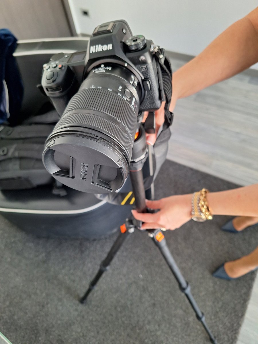 synthesisweb's tweet photo. L'ufficio oggi è un set fotografico per Family Finance !! https://t.co/mvyxTxLZIl