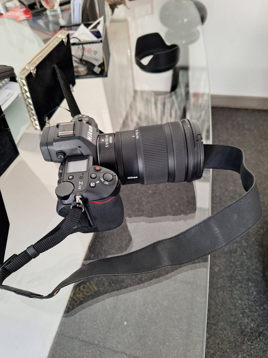synthesisweb's tweet photo. L'ufficio oggi è un set fotografico per Family Finance !! https://t.co/mvyxTxLZIl