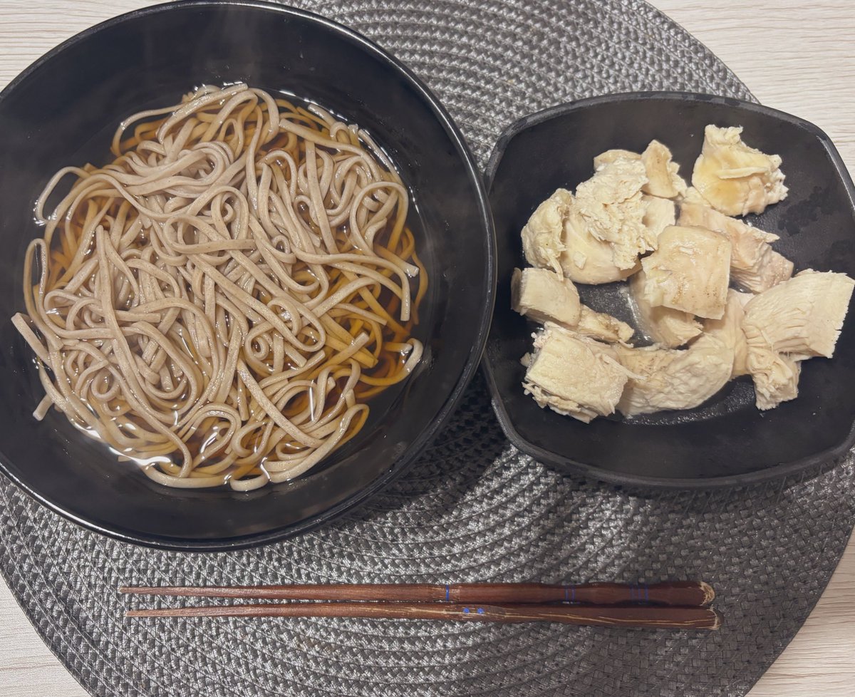 ya_routine's tweet photo. 夕飯、蕎麦と鶏胸肉。
新年2回目のおうちご飯、相変わらず新年会が多い…1月ももう終わりだしそろそろ落ち着いて欲しいんだが…隙を見て全力でダイエット要素を差し込んでなんとか太らず耐えてるけど、いつか限界きそう。。 https://t.co/fZePfj4Wxo