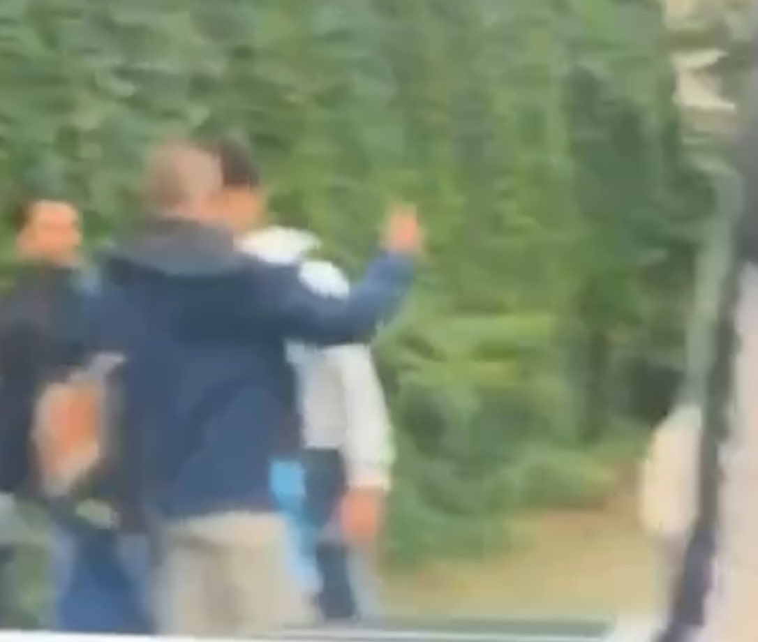 Tarek_Bae's tweet photo. Ihr erinnert euch an das Video eines Lehrers in Berlin, in dem er einen Schüler schlägt, weil der Schüler eine Palästina-Flagge als Protest gegen den Genozid in Gaza dabei hatte? Ihr erinnert euch, wie Polizei und Medien unkritisch die Behauptung des Lehrers übernahmen und verbreiteten, der Schüler hätte dem Lehrer vor der Ohrfeige durch den Lehrer eine Kopfnuss gegeben? Als würde das Gewalt gegen Kinder rechtfertigen. Nun, das Berliner Amtsgericht stellte heute fest: Keine Spur von Kopfnuss und der Lehrer handelte falsch und muss 800 Euro zahlen. Schämen sollten sich alle, die diese Gewalt gegen ein Kind relativieren, gutreden oder rechtfertigen wollten.