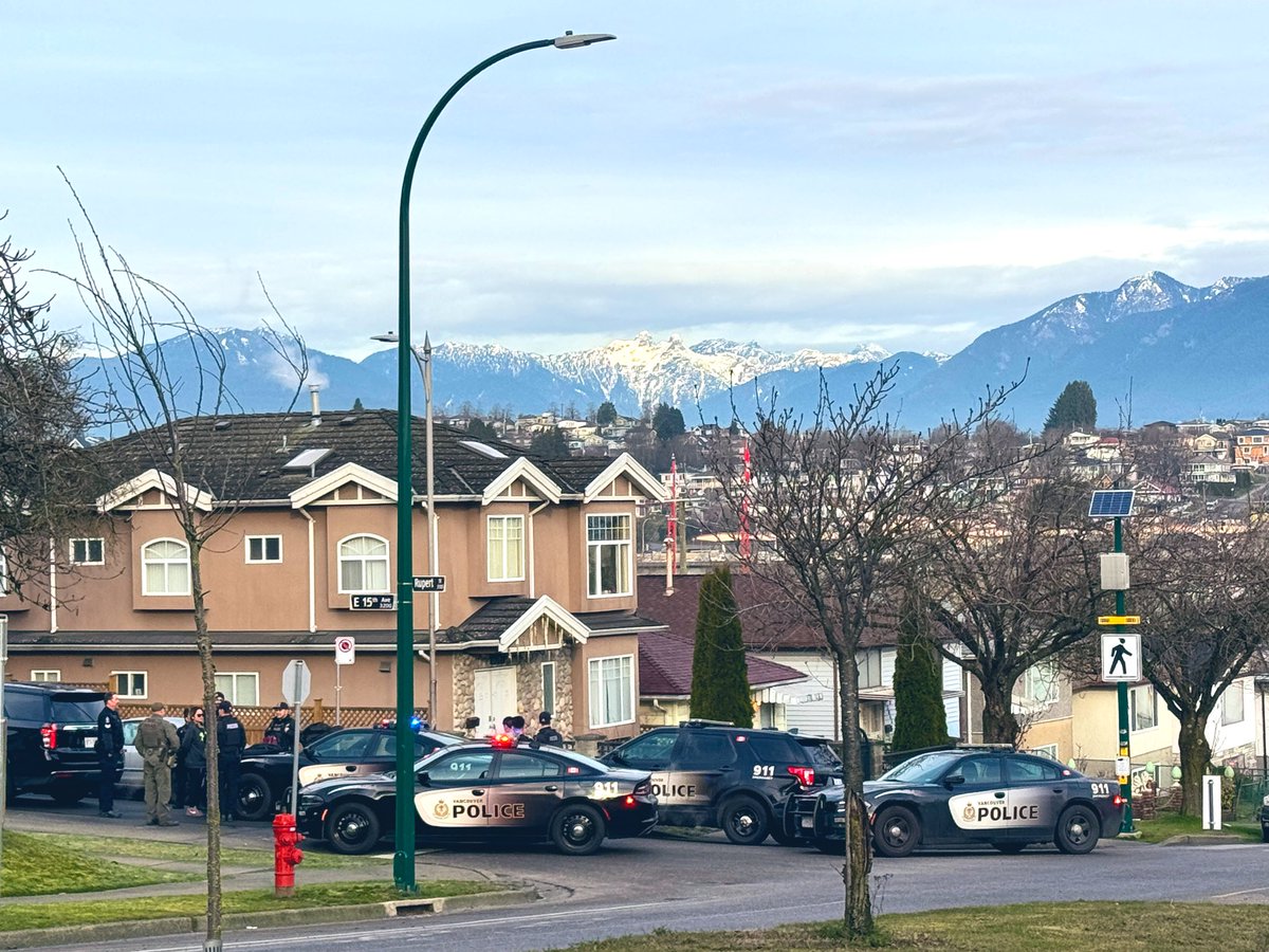 BeyondThePost's tweet photo. Take down a success out east yesterday. Suspect in a knife call apprehended. Well done by my colleagues in the #canine unit and of course, our awesome #patrol members. Backdrop included if you join #VPD. Go to: https://t.co/N4ohkZHQxY #TeamVPD👮🏽♀️🇨🇦 https://t.co/fxWfmmoPRH