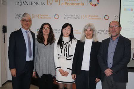 LAB_ES Unizar (@lab_es_unizar) on Twitter photo Jiae Seo defendió su tesis "Las Políticas Públicas para el Fomento de la Economía Social en Corea del Sur: Evolución de las Políticas Públicas, Influencia Emprendedora Política y Herramienta de Evaluación" ante el tribunal presidido por <a href="/cmarcuello/">Carmen Marcuello</a>
acortar.link/wSbOEs Jiae Seo defendió su tesis "Las Políticas Públicas para el Fomento de la Economía Social en Corea del Sur: Evolución de las Políticas Públicas, Influencia Emprendedora Política y Herramienta de Evaluación" ante el tribunal presidido por <a href="/cmarcuello/">Carmen Marcuello</a>
acortar.link/wSbOEs