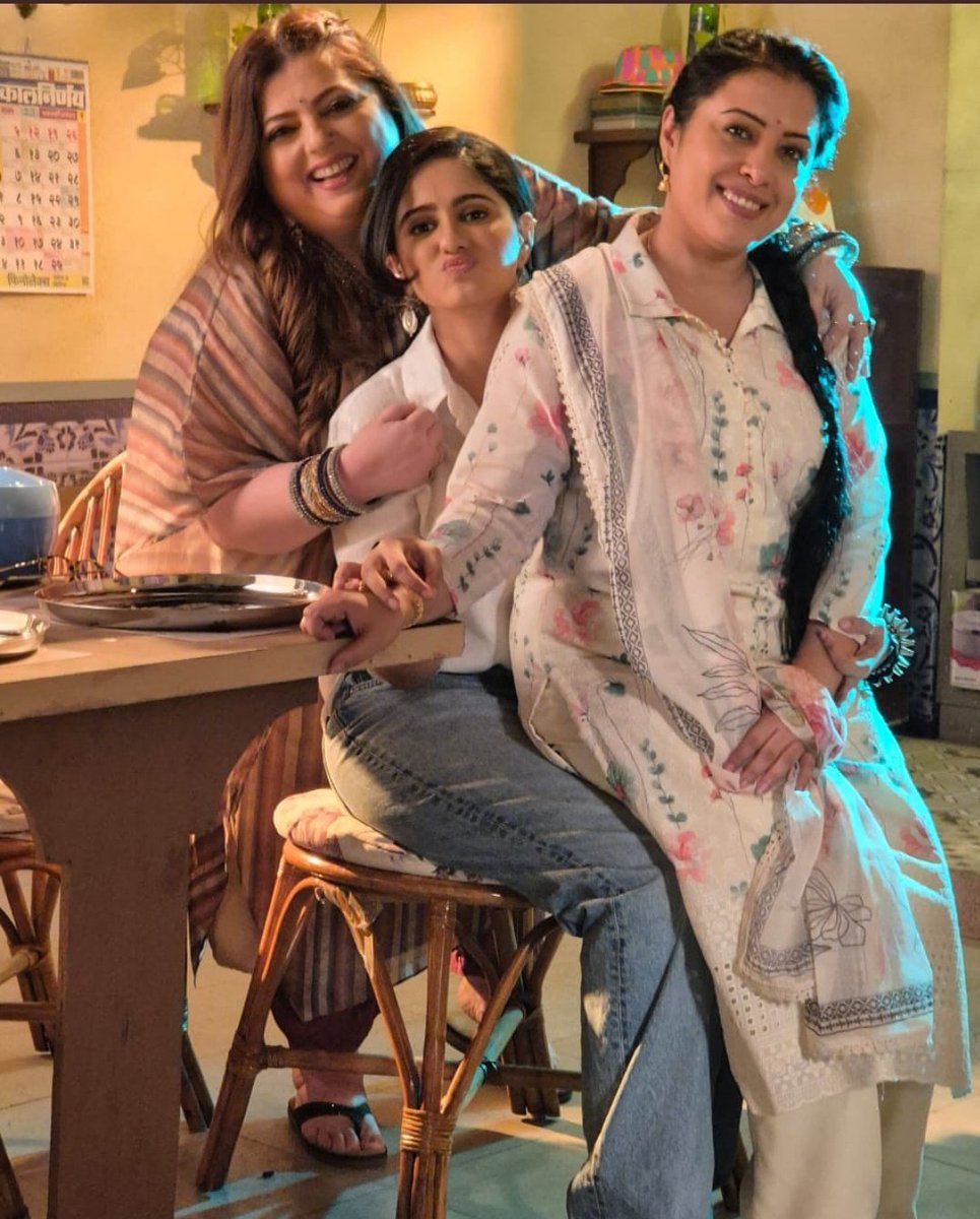 #Ayeshasingh looking like a college student she is looking so cute ,nd harneet paji nd suruti looking like her sister's not mom nd paji 🥰🥰💕💕💕💕