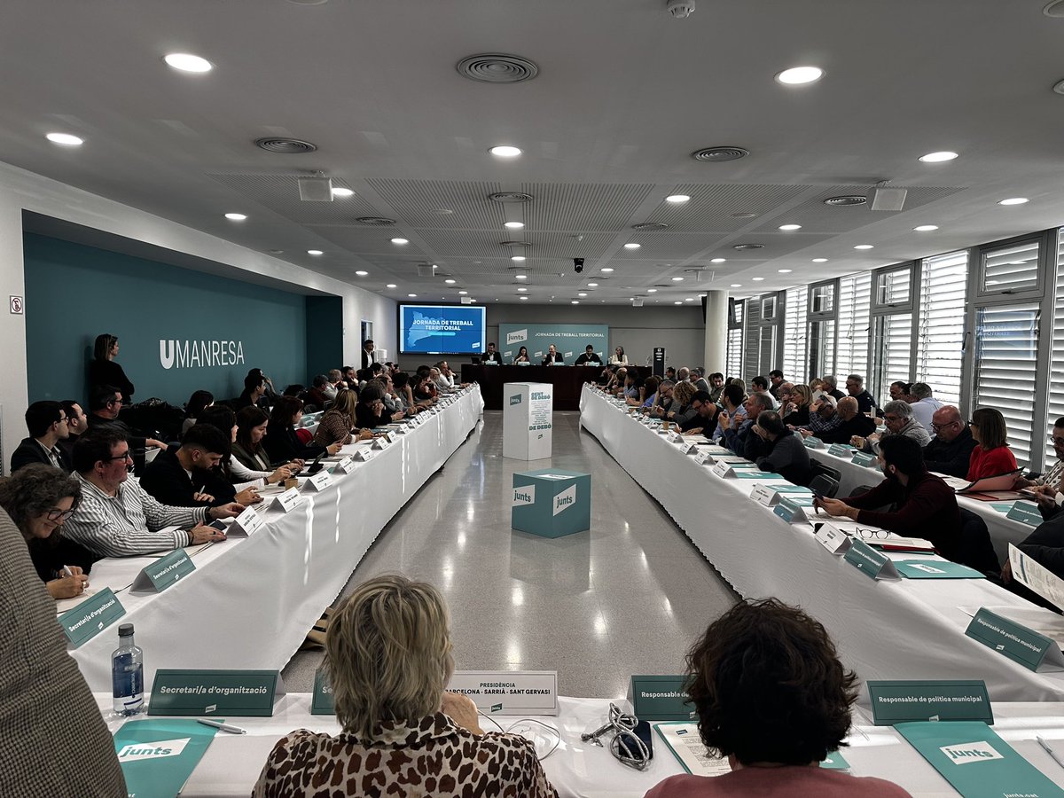 Juntsmunicipis's tweet image. 👍🏻Més de 150 càrrecs  territorials de @JuntsXCat reunits a Manresa. Treballem en xarxa  i per a tots els pobles i ciutats de Catalunya. 
⬆️Compartim objectius i estratègia amb el secretari general, @jorditurull, la secretària d’organització, @judithtoronjo, el responsable de…