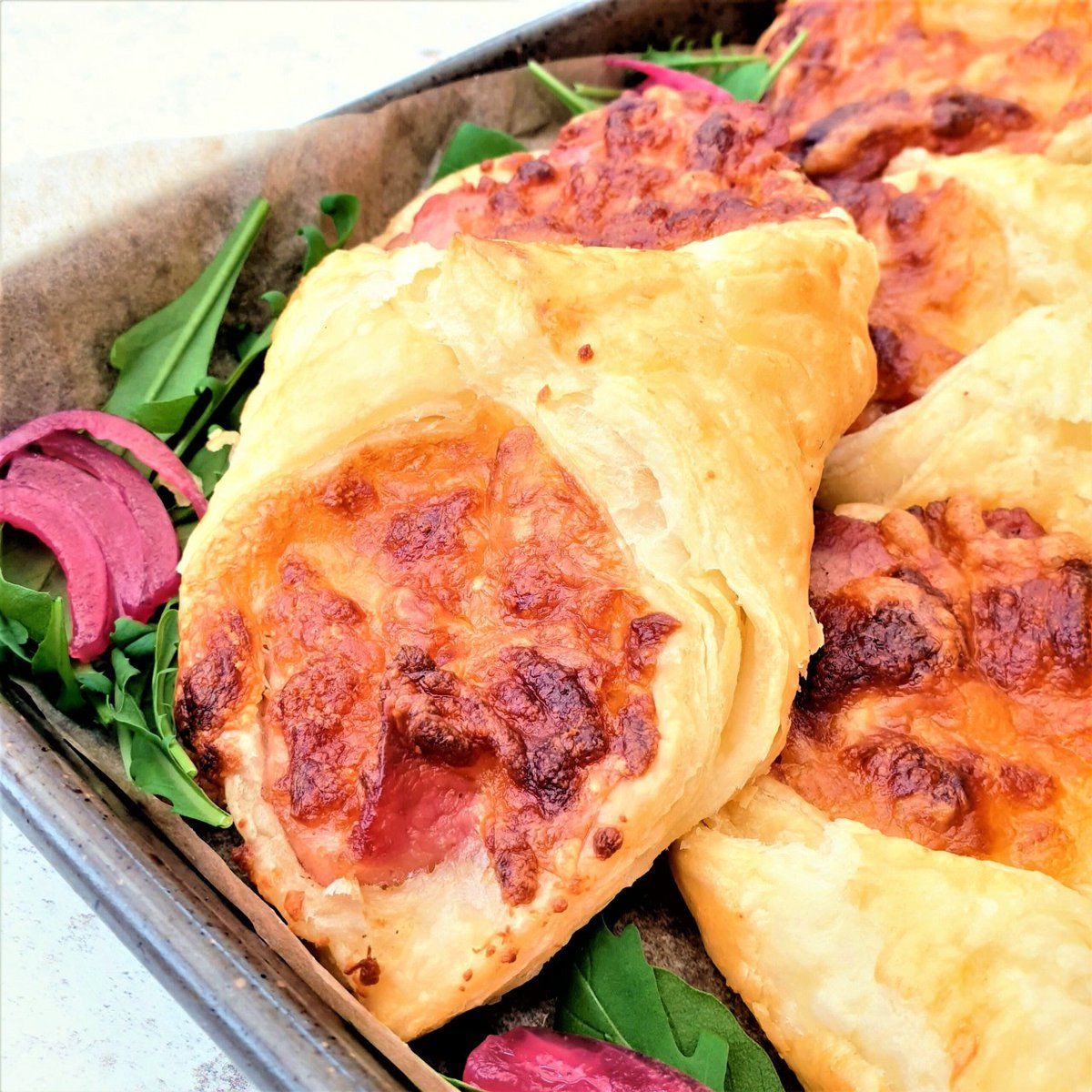 These super simple Bacon &amp; Cheese Wraps with Puff Pastry are super tasty light and flaky homemade pastries which are ready to eat in under 30 minutes!

Find the full recipe here >>> feastgloriousfeast.com/bacon-mozzarel…