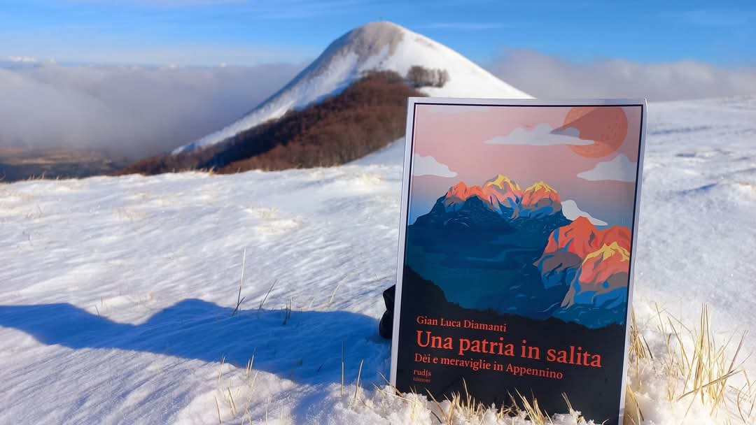 Lettura straconsigliata: "Una patria in salita. Dèi e meraviglie in Appennino" (Rudis Edizioni). L'autore <a href="/vofione/">H2Ov</a> ci conduce con stile raffinato alla ricerca dello spirito dei luoghi in cui affondano le nostre radici. Ne scrivo sul <a href="/SecolodItalia1/">Secolo d'Italia</a>.
secoloditalia.it/2025/01/il-lib…