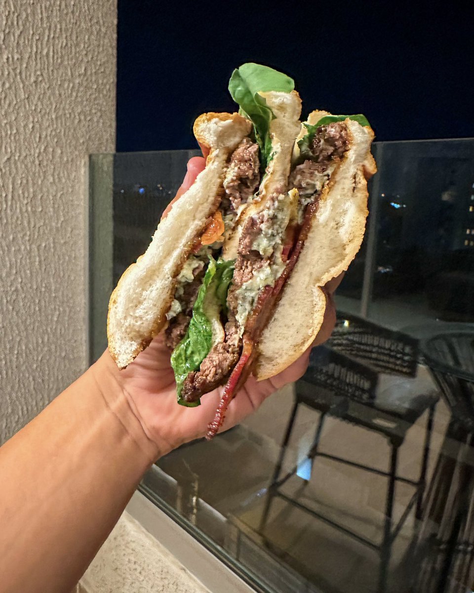 Nueva opción para descubrir 🍔 Como buen amante de las hamburguesas, probé esta recomendación. Y me toca recomendarles porque son riquísimas. Una locura la de doble carne y extra relleno, también hay simples. Comí la de picante con jalapeños y fue un 10/10 🔥 detalles abajo 🔽
