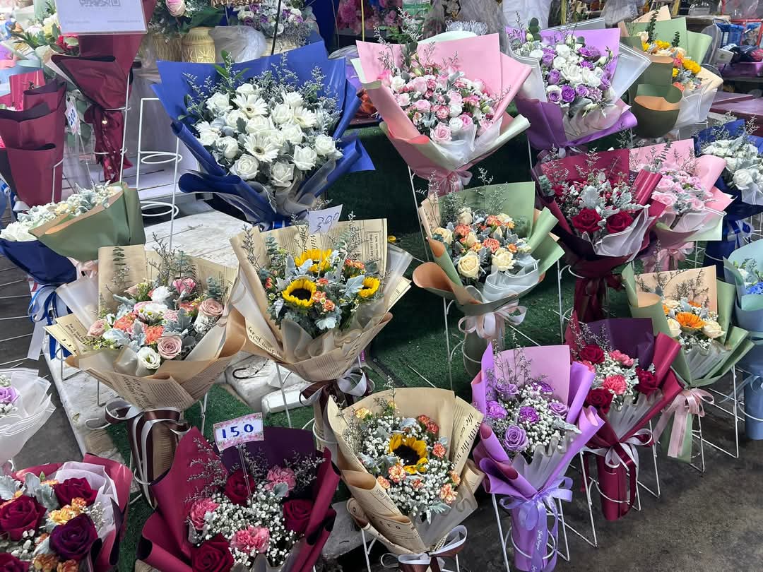 ggvdz's tweet photo. รับหิ้วช่อดอกไม้สดรับปริญญา 
จากปากคลองตลาดค่าา ราคาถูกมาก
นัดรับมธ.รังสิตได้เลยค่ะ
สนใจเดมมาสอบถามได้น้า 
(ถ่ายรูปให้เลือกแบบได้ค้าบบบ)
#ช่อดอกไม้รับปริญญา #รับปริญญาธรรมศาสตร์ #รับปริญญามธ #ดอกไม้รับปริญญา #มธ #TU #หอนอกมธ https://t.co/Htfciy5jaX