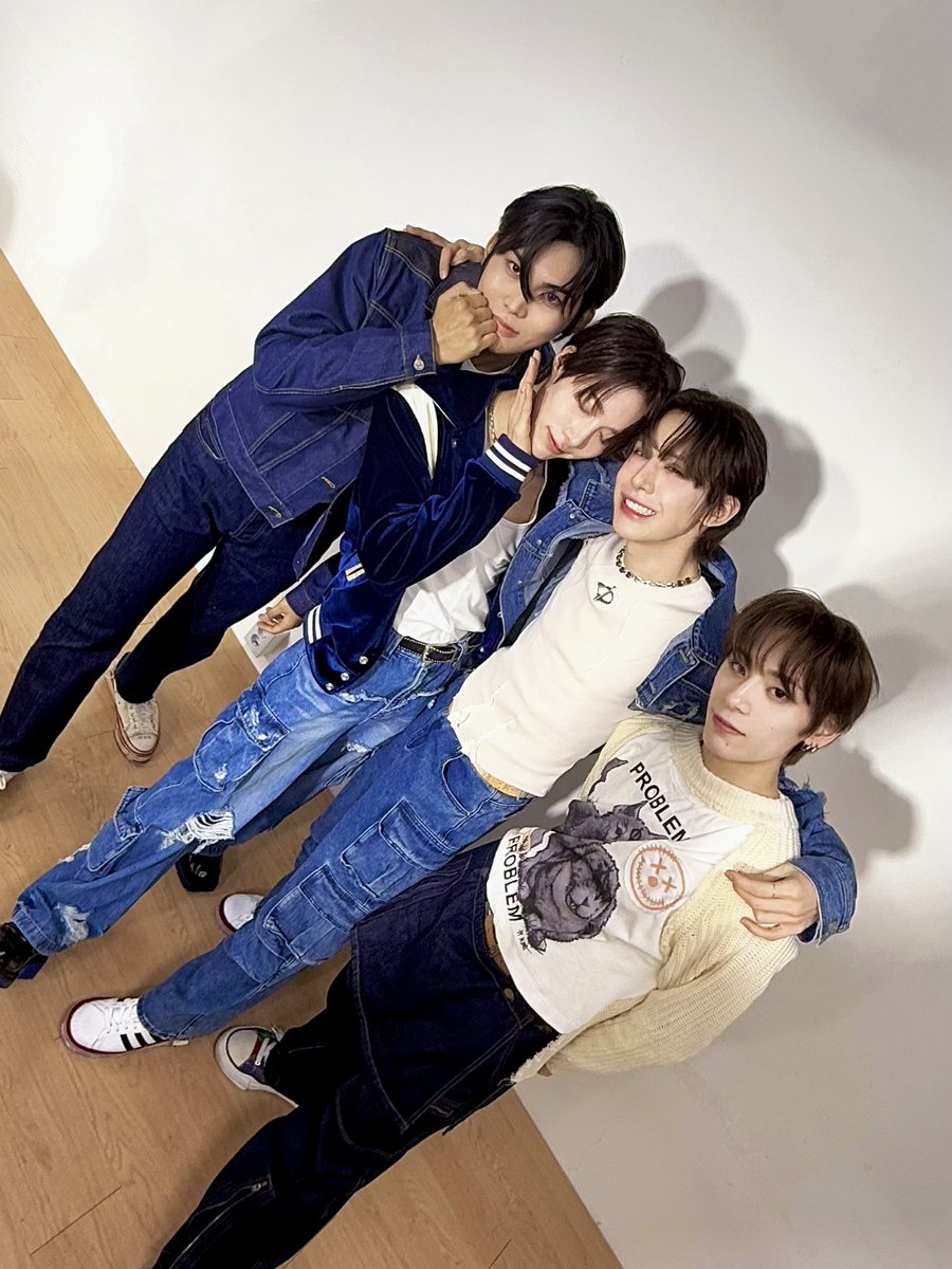 [📸]

250124 팬사인회 

EVOL과 행복한 시간 보낸 오늘의 엑스러브 💫💙

#XLOV #엑스러브
#Imma_Be #XLOV_Imma_Be