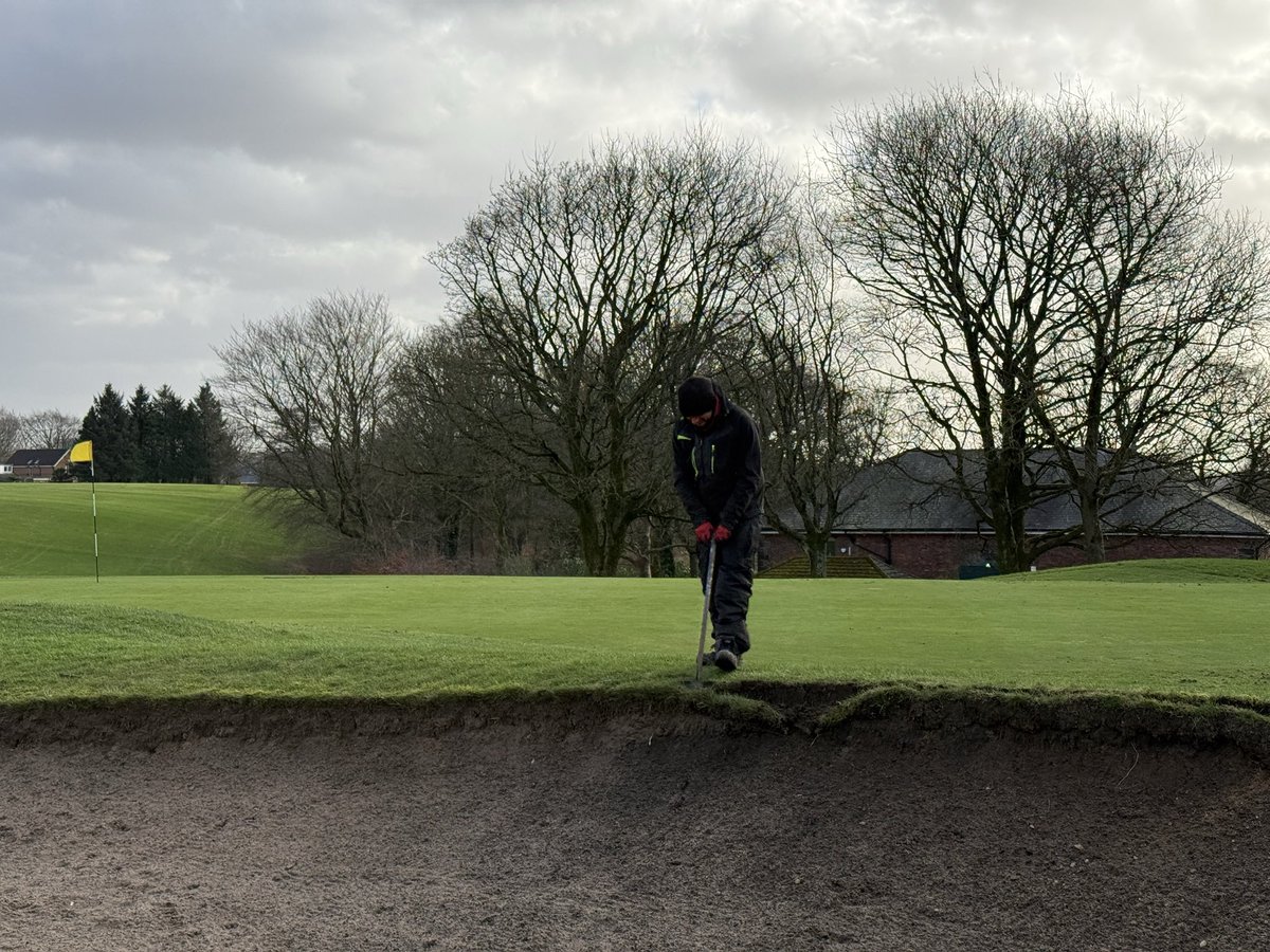 It’s been wild one today…⛳️💨 

Dream team have been changing holes ready for the weekend. Also edging more bunkers &amp; raked after, brilliant work today lads! 🏌️‍♂️👏

#golflife #bunkers #golfcourse #dreamteam #rochdale