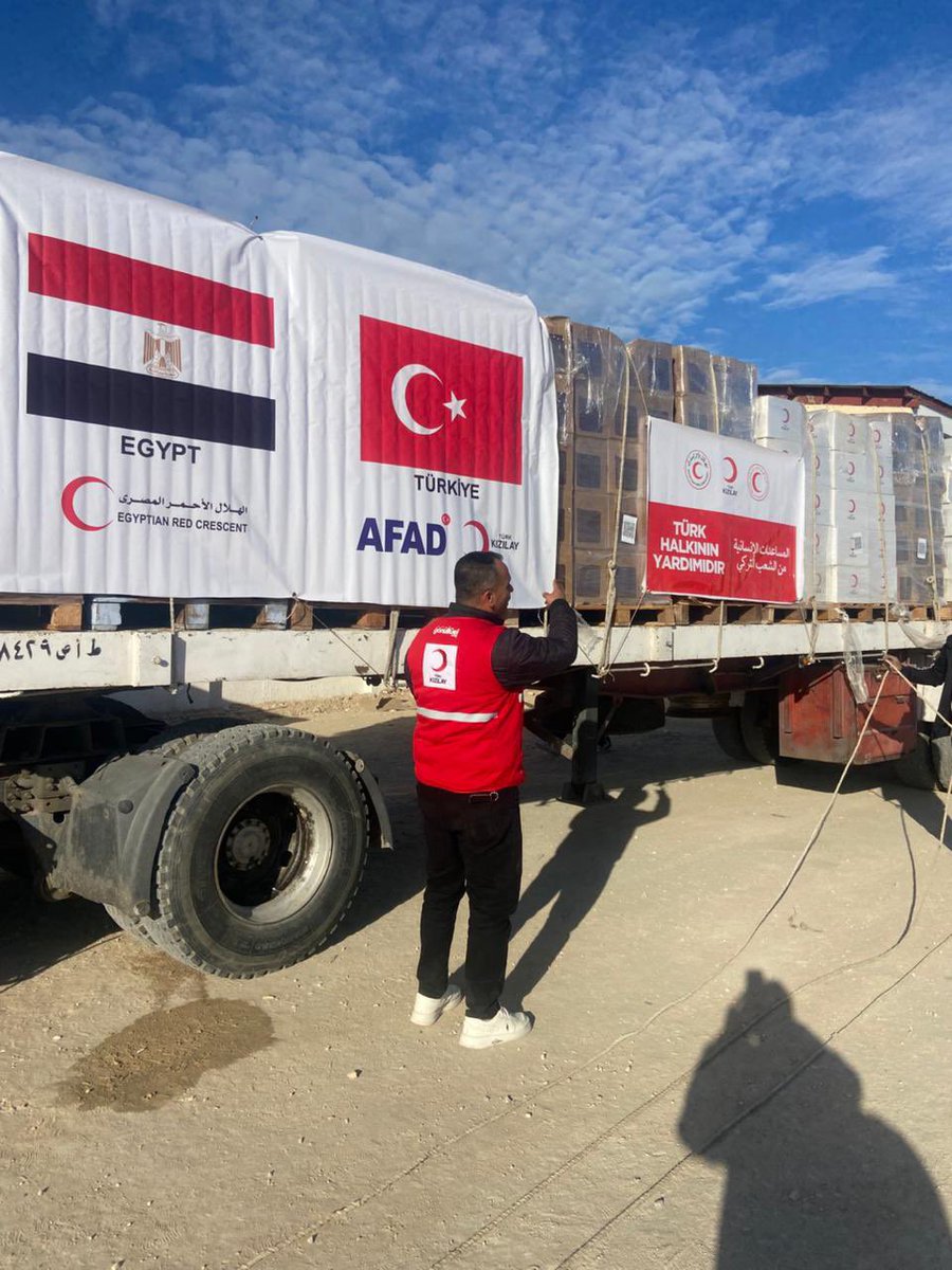 FatmaMericYlmaz's tweet photo. Ateşkesle birlikte, Mısır Kızılayı iş birliğiyle hazırlanan 30 TIR’dan fazla yardım malzememiz Refah Sınır Kapısı’ndan Gazze’ye giriş yapmaya başlıyor.

Aşevlerimiz ise zorlu şartlara rağmen ilk günden bu yana kesintisiz çalışarak Gazze halkına sıcak yemek ulaştırıyor.

Gazze’nin yaralarını sarmak ve bağışlarınızı ihtiyaç sahiplerine ulaştırmak için çalışmaya devam ediyoruz. #Gazze