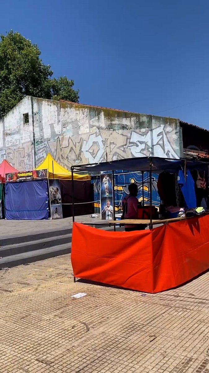 LLAmoronOk's tweet photo. ¿Ahora los manteros de la plaza de la Cultura son puesteros? ¿Los sacaron de la plaza y no hubo una sola protesta? ¿Habrán arreglado? Todo muy rápido… ¿Van a pagar habilitaciones e impuestos? En Morón está prohibida la venta callejera; llanamente son “okupas del espacio público” https://t.co/hXTdde16HN