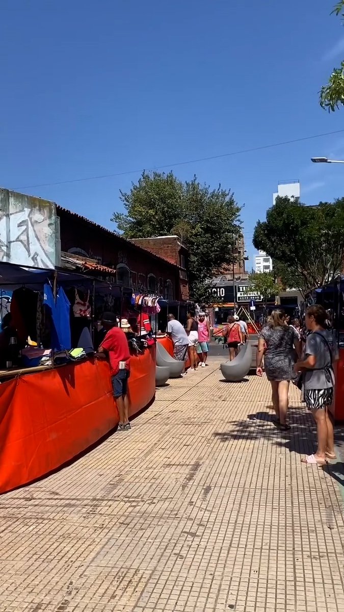 LLAmoronOk's tweet photo. ¿Ahora los manteros de la plaza de la Cultura son puesteros? ¿Los sacaron de la plaza y no hubo una sola protesta? ¿Habrán arreglado? Todo muy rápido… ¿Van a pagar habilitaciones e impuestos? En Morón está prohibida la venta callejera; llanamente son “okupas del espacio público” https://t.co/hXTdde16HN