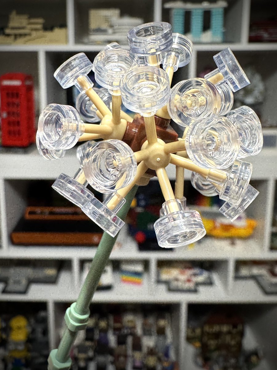 The more I look at it, the more I like this dandelion from the new LEGO Botanicals Field Flowers set.

#NeedMoBricks #LEGO #LEGOBotanical #FieldFlowers #RLFM #AFOL
