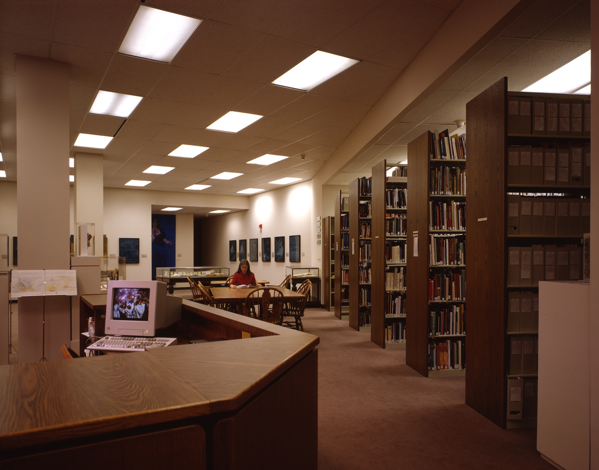 WomenInTheArts's tweet image. POV: You visit NMWA’s Library and Research Center (LRC) in the early 2000’s (2001 to be exact.) #LibraryShelfieDay 

Friendly reminder: the new LRC is free and open to the public Tuesday through Friday, 10 am to 4:30 pm; come see the difference! 📚