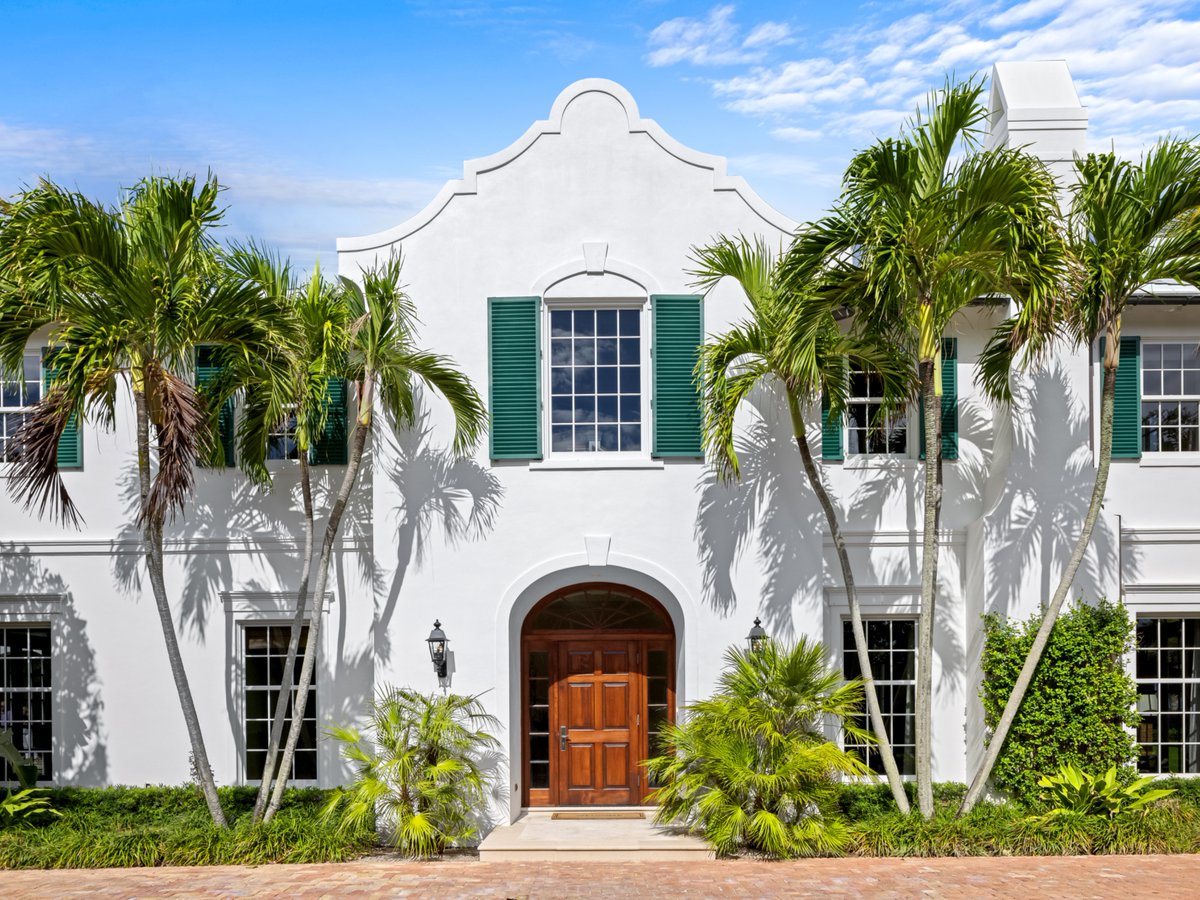LuxuryPortfolio's tweet photo. Experience #OceanfrontLuxury on Jupiter Island in this 5-bed, 7.5-bath estate with 136 ft of private beach featuring stunning design, #LushGardens, and a #CustomPool. View now: https://t.co/uYLRJd2aPW #LuxuryPortfolio #LuxuryRealEstate #DreamHome #LuxuryLiving https://t.co/FUs8WmcVmE