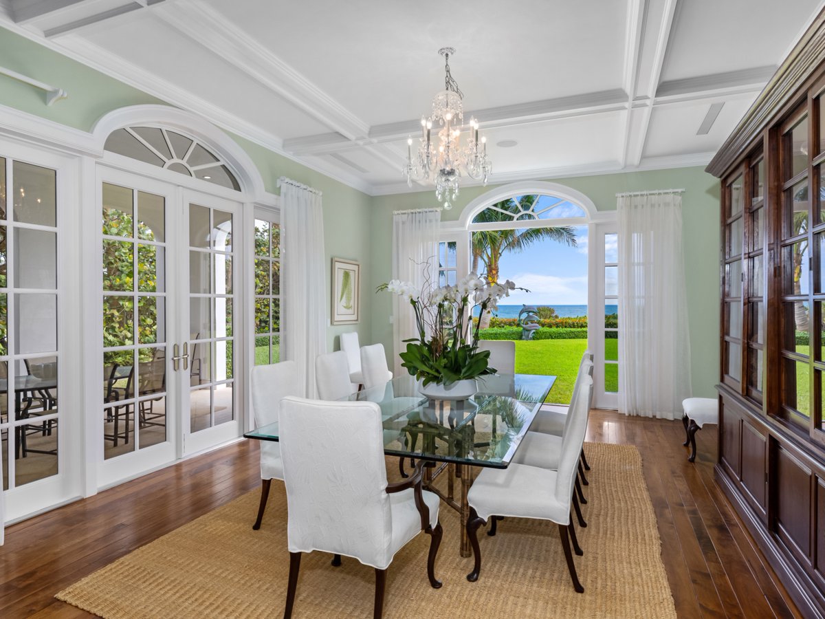 LuxuryPortfolio's tweet photo. Experience #OceanfrontLuxury on Jupiter Island in this 5-bed, 7.5-bath estate with 136 ft of private beach featuring stunning design, #LushGardens, and a #CustomPool. View now: https://t.co/uYLRJd2aPW #LuxuryPortfolio #LuxuryRealEstate #DreamHome #LuxuryLiving https://t.co/FUs8WmcVmE