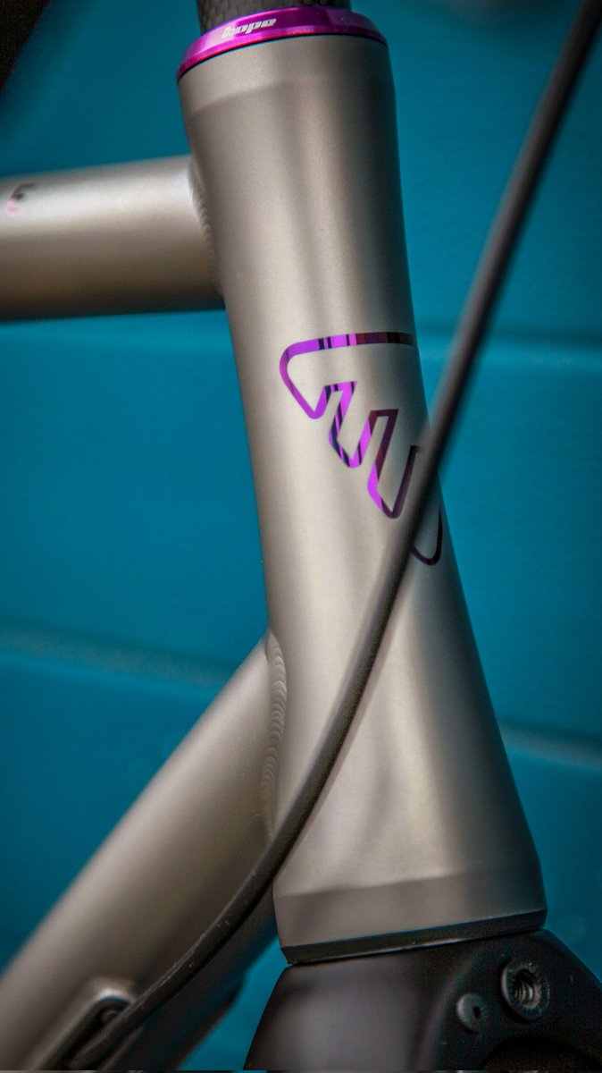 Enigmabikes's tweet photo. EVOKE Build
Another eye-catching Evoke π. This build features a purple @Hopetech collar headset with anodised logos to match for a seamless finish.
A custom build that's all about understated elegance and attention to detail π
#Titaniumbike #Tibikes #roadbike https://t.co/NQTxgqWPyg