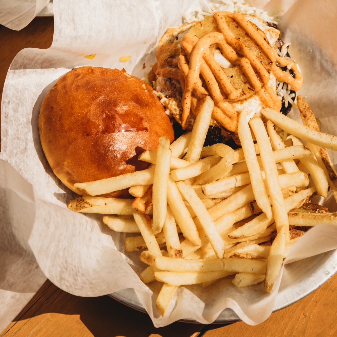 HelloCR_IA's tweet photo. If you’re hungry, you’ve come to the right place! Fill up on a classic meal when checking out some of the best burger joints in Cedar Rapids🍔

➡️ https://t.co/noG1lSQOMa

#thisisiowa #cedarrapids #burger #americanfood #hamburger #bestburgers https://t.co/HDQrQv7mrr
