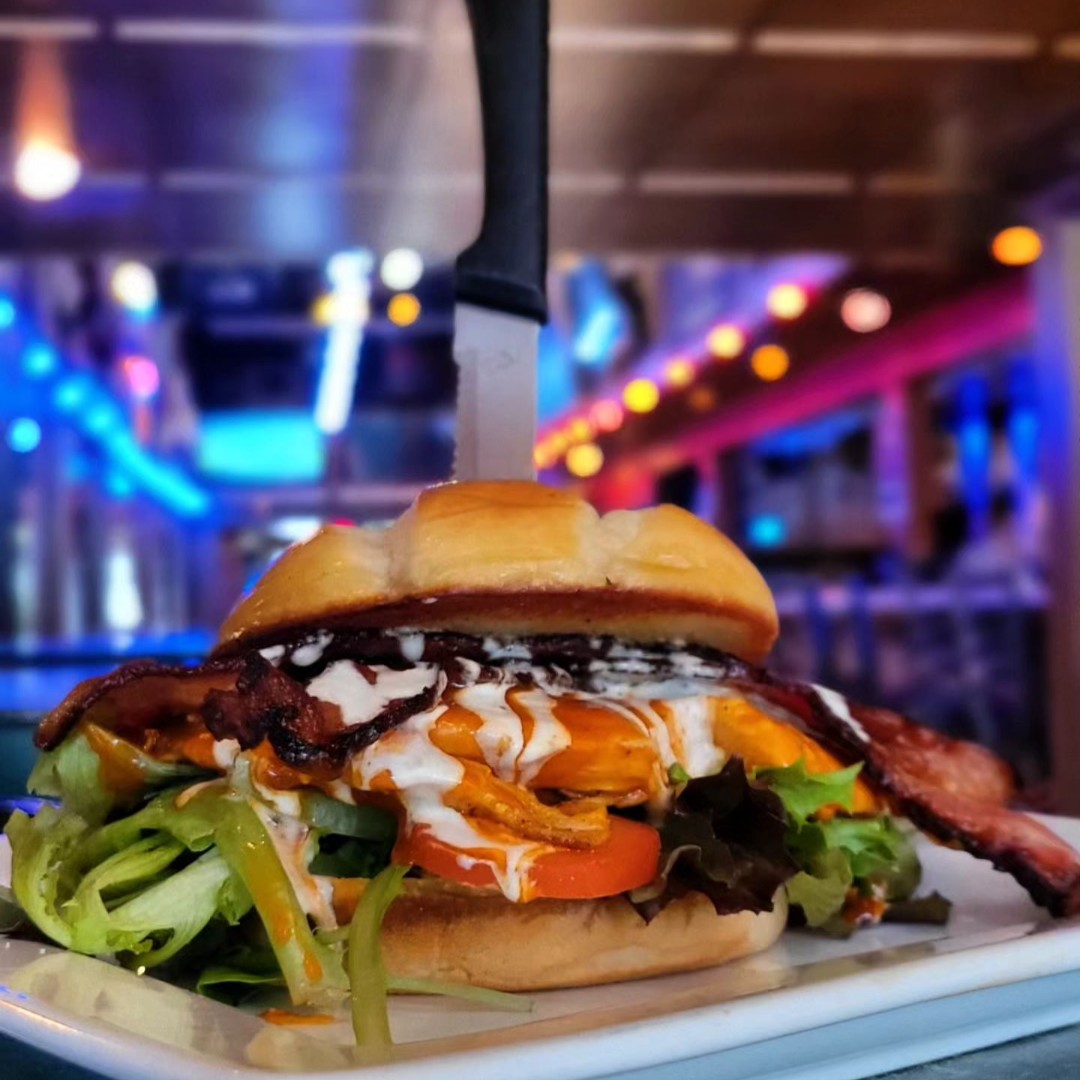 HelloCR_IA's tweet photo. If you’re hungry, you’ve come to the right place! Fill up on a classic meal when checking out some of the best burger joints in Cedar Rapids🍔

➡️ https://t.co/noG1lSQOMa

#thisisiowa #cedarrapids #burger #americanfood #hamburger #bestburgers https://t.co/HDQrQv7mrr