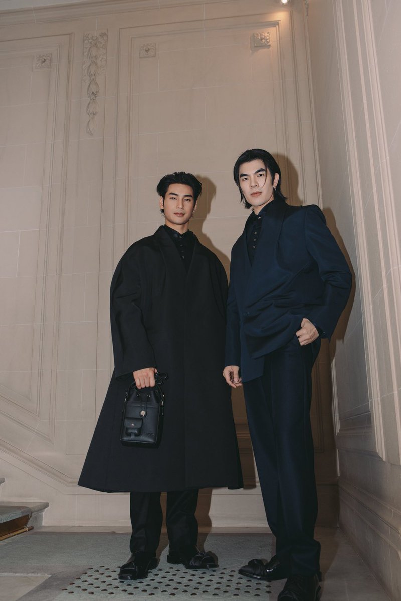 mintmag_th's tweet photo. หล่อสะกดปารีส! ส่งลุคฟร้อนท์โรว์ของสองหนุ่ม #มายอาโป Dior Ambassadors แบบใกล้ ๆ หลังทั้งคู่ได้เข้าร่วมชมแฟชั่นโชว์ Dior Men's Winter 2025 - 2026 อันออกแบบโดย #KimJones เป็นที่เรียบร้อย💚
#MileApo
#MilePhakphum #ApoNattawin
#MileApoDiorWinter25
#DiorWinter25
#MintNews https://t.co/IRvuNLdudC