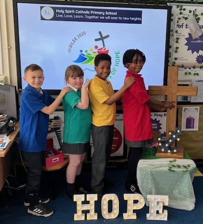 HolySpiritWA9's tweet photo. We are pilgrims of HOPE in Holy Spirit ⚓️ #year4, our focus is Community #Jubilee2025 #PilgrimsOfHope #PSHE
@CAFODSchools

📷 📷
📷 📷 https://t.co/oT5HxvQB5R