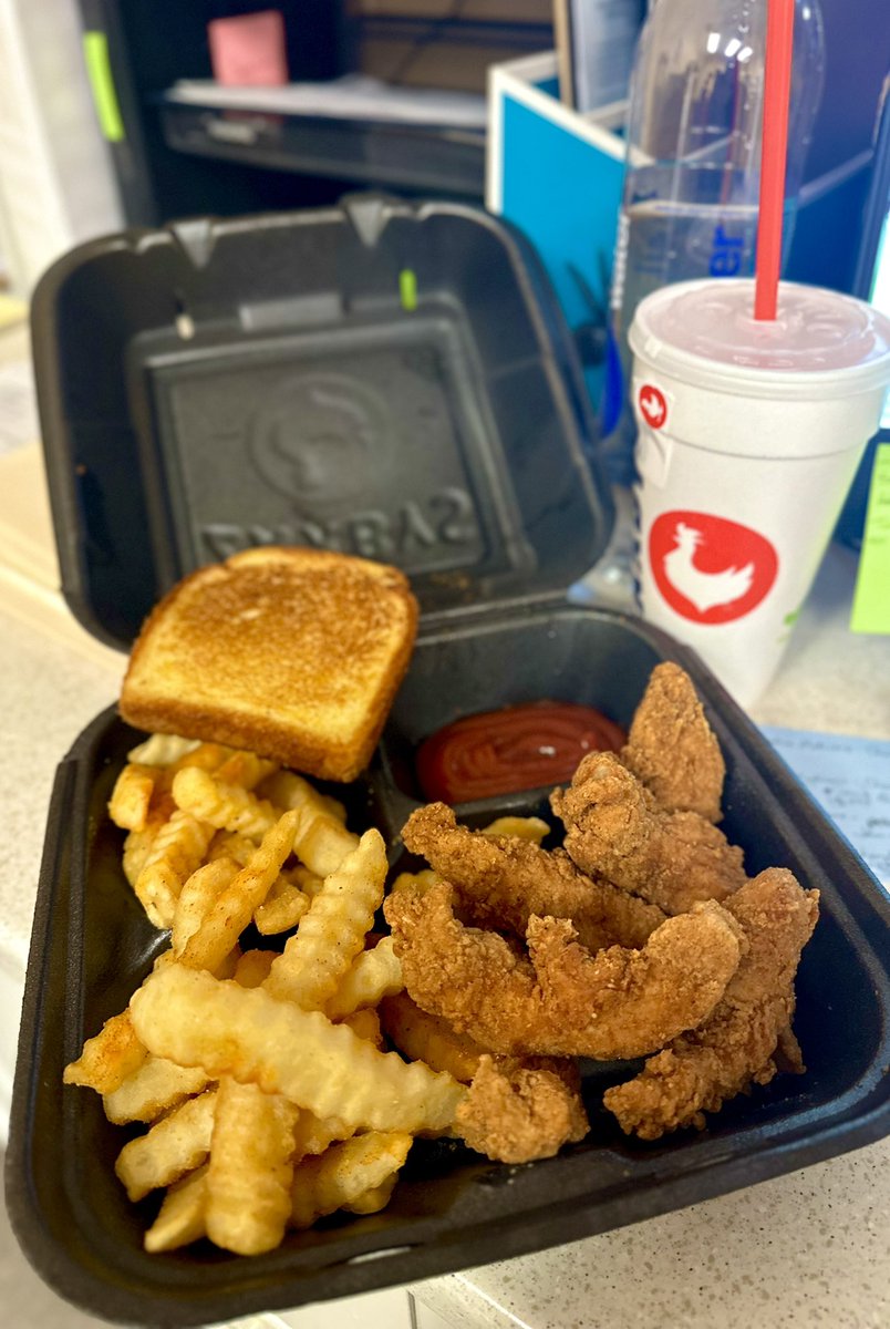 LauraSeaver1's tweet photo. My boss is cooler than your boss 🙌🏼 She bought me @Zaxbys lunch just cuz it’s Friday! 🤤 ❤️
#workinmoms #FridayVibes #foodfriday #littlethings https://t.co/3ZYemHWe4x