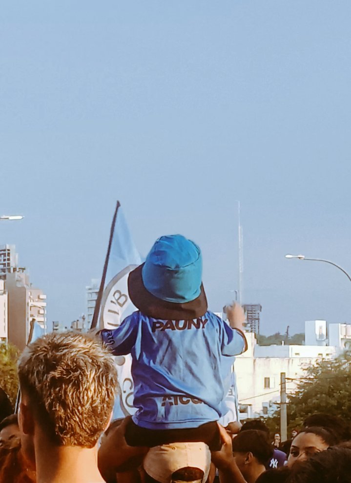 prieto_nah's tweet photo. No sé quién es, pero me causó demasiada ternura verlo en el banderazo todo el tiempo alentando🩵 #Piratadesdelacuna #belgrano https://t.co/qMYYUkmUZV