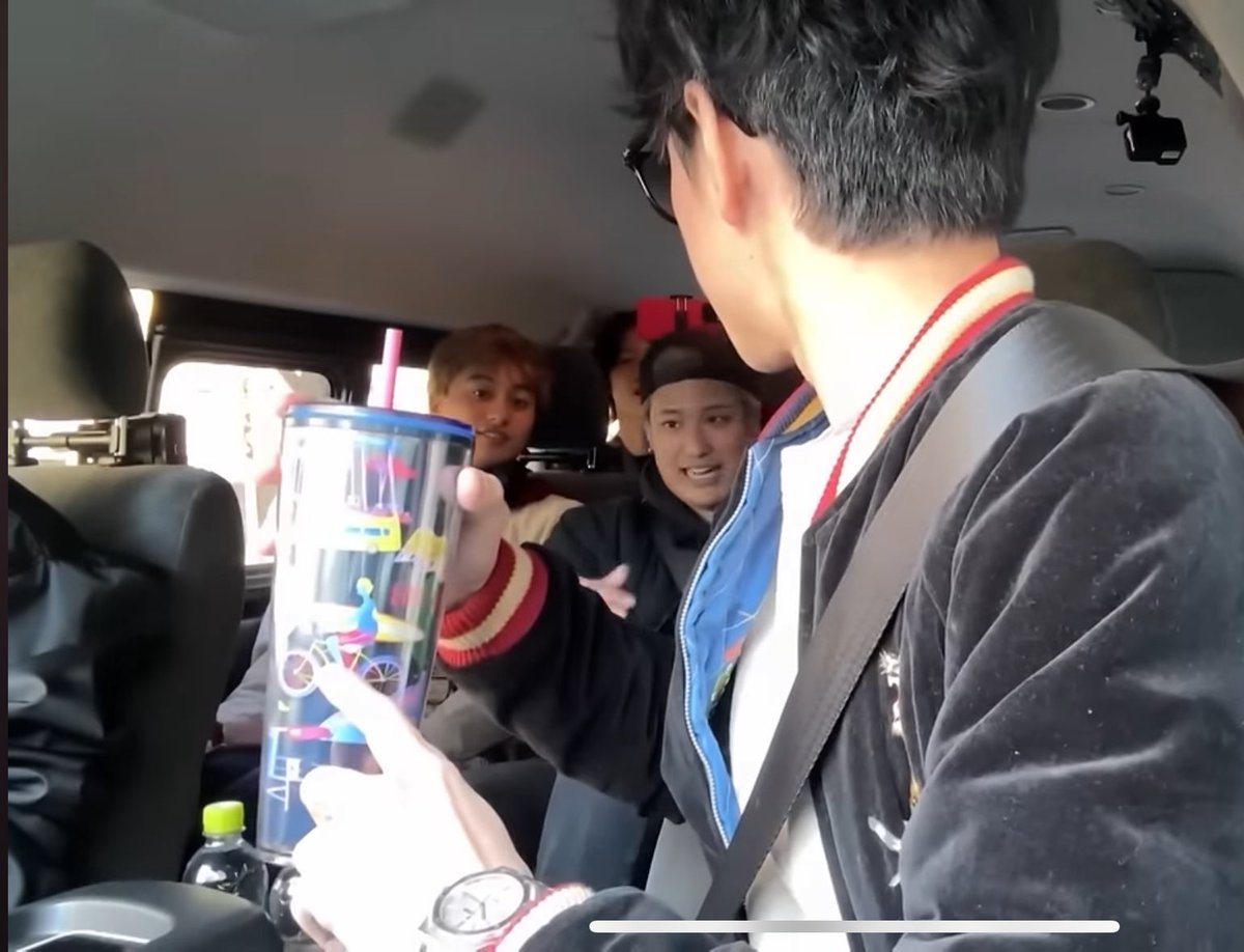 y_ko59's tweet photo. 丈くんから貰ったタンブラーと大倉父のタンブラーの柄同じなの奇跡すぎるwww横山くんと大倉父おそろい😏 https://t.co/5XYwCfTNBH
