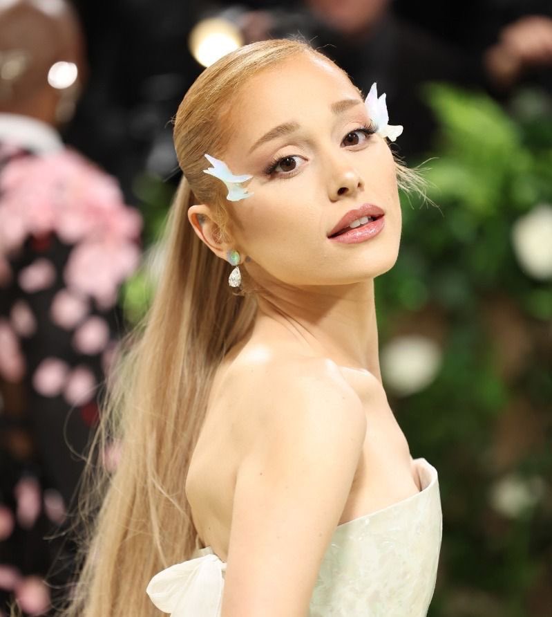 grandecoreee's tweet image. This ANGLE.